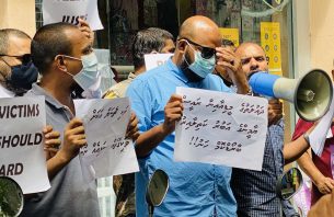 ބްރޯޑްކޮމް ކުރިމަތީ އިދިކޮޅުން އިހުތިޖާޖު ކުރަނީ thumbnail image