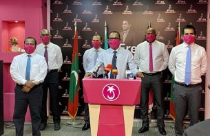 މަގު އޮތީ ބަންދު ކޮށްފަ، އެހެންނަމަވެސް "ވަލު ދޮރާށިން" ވަދެ މިއައީ ފްލެޓުތައް ބަލާލާފަ: އިދިކޮޅު thumbnail image