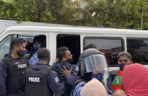 މުޒާހަރާއިން ހައްޔަރުކުރި މީހުންނާމެދު ކަންތައްކުރަމުންދަނީ ޤާނޫނުއަސާސީއާ ޚިލާފަށް: ވަކީލް އާދަމް thumbnail image