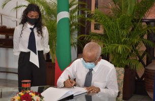 މެމްބަރު ހުސައިންގެ ތައުޒިޔާ ދަފްތަރުގައި ރައީސް ސޮއި  ކުރައްވައިފި thumbnail image