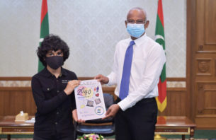 2040ގެ ތަސައްވުރާ ގުޅޭގޮތުން ލިޔެފައިވާ ދެ ފޮތެއް ރައީސަށް ހަދިޔާ ކުރައްވައިފި thumbnail image