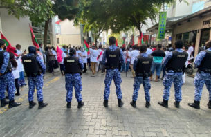 މުޒާހަރާގެ ބައިވެރިންނާ ދެކޮޅަށް ޕެޕަރ ސްޕްރޭ ބޭނުންކުރާނެ ކަމަށް ބުނެ ފުލުހުން އިންޒާރު ދީފި thumbnail image