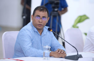 އައްޑޫ މީހުންގެ ޖީބަށް ވަންނާނީ ޑޮލަރުގެ ބަދަލުގައި ޕައުންޑް: ޑރ. މައުސޫމް thumbnail image