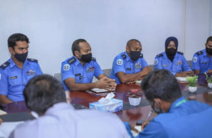 އއ. އަތޮޅުގައި އަވަށްޓެރި ފުލުހުންގެ ހިދުމަތް ތައާރަފް ކުރުމާ ގުޅޭގޮތުން މަޝްވަރާ ބައްދަލުވުންތަކެއް ބާއްވައިފި thumbnail image