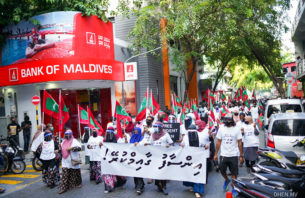 ހުކުރު ދުވަހު އިދިކޮޅުން އަނެއްކާ ވެސް ބޮޑު މުޒާހަރާއެއް thumbnail image