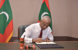 ދިވެހިރާއްޖޭގެ ތިމާވެށި ރައްކާތެރިކޮށް ދެމެހެއްޓުމާ ބެހޭ ބިލު ރައީސް ތަސްދީޤުކުރައްވައިފި thumbnail image