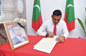 ކޮޕީ މުޙައްމަދު ރަޝީދުގެ ތަޢުޒިޔާގެ ދަފުތަރުގައި ނައިބު ރައީސް ސޮއި ކުރައްވައިފި thumbnail image