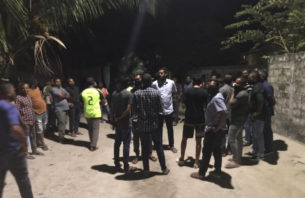 އިލެކްޝަންގެ އޮފިޝަލުންނާ އެމްޑީޕީން ބައްދަލު ކުރި ކަމަށް ބުނެ ފޯކައިދޫގައި ހަމަނުޖެހުމެއް thumbnail image