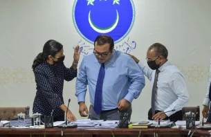 ވިޕާ ޚިލާފުވި ފަސް މެންބަރުންނަށް ފިޔަވަޅު އަޅައިފި thumbnail image