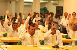 އެމްޑީޕީގެތެރޭގައި ކޯޅުން ބޮޑުވެ,  ކޮންގްރެސް ފަސްކުރަން އެދިއްޖެ thumbnail image