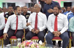 ''އައީ ވެސް, ދެމި އޮންނާނީ ވެސް, އިތުރަށް ހޮވޭނީީ ވެސް ގޭންގުތަކުގެ އެހީއާ ނުލާ'' thumbnail image