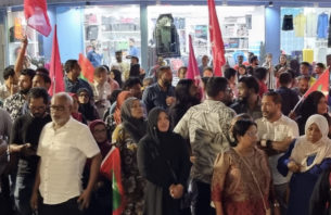 އިދިކޮޅުން ކުރިޔަށްގެންދާ މުޒާހަރާގެ ތެރެއިން ގިނަ ބަޔަކު ހައްޔަރުކޮށްފި thumbnail image