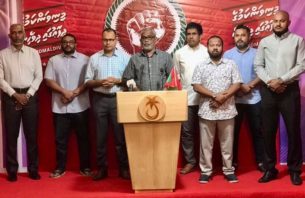 ރިޒާވް ހުސްވެ ރައްޔިތުން ބަނޑަށްޖެހިދާކަމަށް ބުނެ އިދިކޮޅުން ގަވަރުނަރު އަރިހަށް thumbnail image