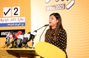 ރައީސް ނަޝީދުގެ ގައިގައި ބައްދާލައިގެން ރުއީ ޖޭޕީގެ މެމްބަރެއް: ރޮޒައިނާ thumbnail image