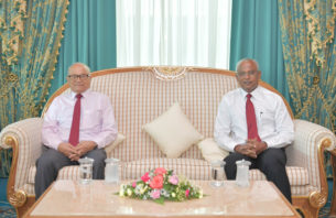 ރައީސް ޞާލިޙް، ރައީސް މައުމޫންއާ ބައްދަލު ކުރައްވައިފި thumbnail image