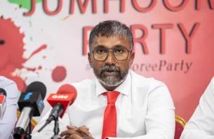 މެމްބަރުން ވަކި ވުމާބެހޭގޮތުން އިލްހާމް: އެބޭފުޅުން އުންމީދުކޮށްގެން ތިއްބެވީ ވަކިކަމަކަށް! thumbnail image