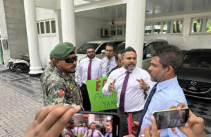 ރައީސް ޔާމީނަށް އަނިޔާކުރުން ހުއްޓައިލަން ގޮވައިލާ އިދިކޮޅުން ރައީސް އޮފީހަށް thumbnail image