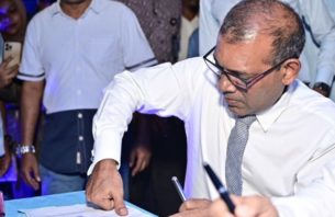 ރައީީސް ނަޝީދު ޑިމޮކްރެޓްސްއަށް ސޮއި ކުރައްވައިފި thumbnail image