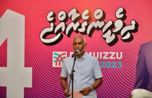 މިހާރު ފައިސާގައި ހިފައި، ފަހުން މިނިވަންކަމުގެ ވާހަކަ ދައްކަން ކެރިގެން ނުވާނެ: މުއިއްޒު thumbnail image