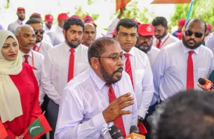 އެތައްހާސް ދަރިވަރުންގެ ލޯނު މަޢާފުކޮށްދެއްވުމުން، ޤާސިމަށް ތަޢުރީފު އޮހެނީ thumbnail image