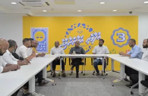 މެންބަރު ޔާސިރު އާއި މޭޔަރު އާތިފް އެނބުރި އެމްޑީޕީއަށް thumbnail image