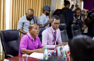 ވޯޓު ލެވޭނީ ކަޅު ނޫނީ ނޫ ކުލައިގެ ގަލަމަކުން އެކަނި: އިލެކްޝަންސް thumbnail image