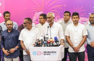 ރައީސް ޔާމީން ގެއަށް ބަދަލުކޮށްދޭން ރައީސް ޞާލިޙް ކުރެން އިންތިހާބީ ރައީސް ޑރ. މުޢިއްޒު އެދިވަޑައިގެންފި thumbnail image