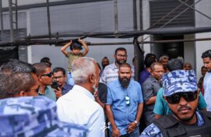 ރައީީސް ޔާމީންގެ އިސްތިޤްބާލަށް އިންތިޚާބީ ރައީީސް އެމަނިކުފާނުގެ ގެކޮޅު ކައިރިއަށް ވަޑައިގެންފި thumbnail image