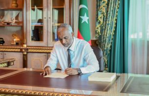 އިންޑަސްޓްރިއަލް ރިލޭޝަންސްއާގުޅޭ ބިލު ރައީސް ތަޞްދީޤު ކުރައްވައިފި thumbnail image