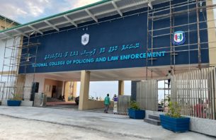 ޕޮލިސް ކޮލެޖުގެ ގިނަ ދަރިވަރުންތަކެއް ހޮސްޕިޓަލުގައި އެނދުމަތިކޮށްފި thumbnail image