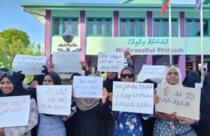 އިސްލާމް ޓީޗަރަކު ބަދުއަހުލާގީ އަމަލު ހިންގި ކަމަށް ބުނެ ނައިފަރުގައި މުޒާހަރާކުރަނީ thumbnail image