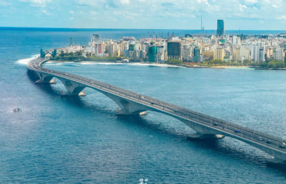 ކުނި ބަރުކޮށްގެން ބުރިޖު މަތިން ދަތުރުކުރި ޕިކަޕެއް ފުރޮޅާލައިފި thumbnail image