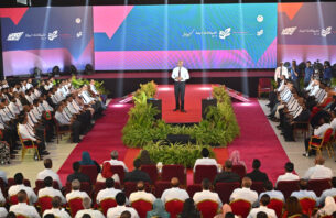 ރައީސްގެ ވައުދެއް: ކާޑުގެ ޑޮލަރު ލިމިޓް 1400އަށް، ބޭރަށް ފުރާ މީހުންނަށް 1000 ޑޮލަރު thumbnail image