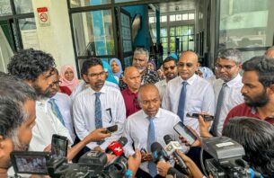 މަޝްވަރާ ނުހޯދާ ގާނޫނު އަސާސީ ބަދަލު ކުރުމުން ޑިމޮކްރެޓުން ކަންބޮޑުވެއްޖެ thumbnail image