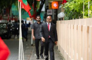 އިތުބާރު ނެތްކަމުގެ މައްސަލައިގައި ޖަވާބުދާރީވާން މިނިސްޓަރު އިހުސާނަށް އެއް ގަޑިއިރު thumbnail image