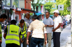 މާލޭގެ މަގުތަކުގެ ކާނުތައް ސާފުކުރުމުގެ މަސައްކަތް ލޯކަލް މިނިސްޓްރީން ފަށައިފި thumbnail image