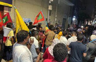 އެމްޑީޕީ މުޒާހަރާގެ ތެރެއިން ފުލުހަކަށް ހަމަލާދީގެން ގައްބަރޭ ހައްޔަރުކޮށްފި thumbnail image