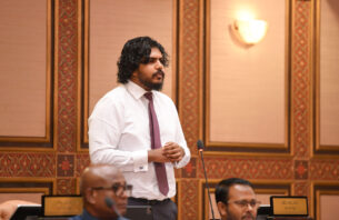 އަޒާން، ދައުރު ނޫހުގެ އެޑިޓަރާ ދެކޮޅަށް އަބުރުގެ ދައުވާކޮށްފި thumbnail image
