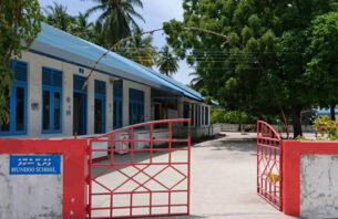 ހާޒިރުނުވާ ޓީޗަރަކަށް މުސާރަ ދިނުމުން ކުރީގެ ޕްރިންސިޕަލަކަށް ދައުވާކުރަނީ thumbnail image