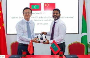 ޗައިނާއިން ކުޅިވަރު ސާމާނު ހަދިޔާކޮށްފި thumbnail image