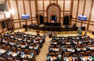 ކުރީގެ ނައިބު ރައީސުންނަށް 30،000 ގެ އިނާޔަތެއް ދޭން ފާސްކޮށްފި thumbnail image