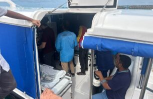 ފައިނު އެކްސިޑެންޓް: ދެ ކުދިން ވެންޓިލޭޓަރުން ނަގައިފި، ޓީޗަރުގެ ހާލު ސީރިއަސް thumbnail image