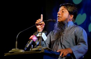ޝެއިހު ފަރީދުގެ ޖަނާޒާ މެލޭޝިއާގައި ބާއްވައިފި، ޣައިބަށް ކަށުނަމާދު ކުރުން ހުކުރު ދުވަހު thumbnail image