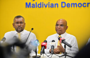ޝާހިދާއި ފައްޔާޒުގެ މަރުހަބާ ނަޝީދާއި ޑިމޮކްރެޓްސްގެ މެމްބަރުންނަށް، ކުރިމަގު އޮތީ އެމްޑީޕީގައި thumbnail image