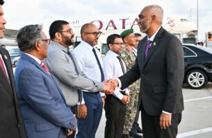 ރަސްމީ ދަތުރުފުޅެއްގައި ރައީސް މުއިއްޒު އިނގިރޭސިވިލާތަށް ފުރާވަޑައިގެންފި thumbnail image