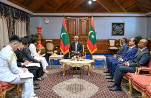 ޖަޕާނުގެ ބޮޑުވަޒީރުގެ ހާއްސަ މަންދޫބުގެ އިހުތިރާމުގެ ޒިޔާރަތެއް thumbnail image
