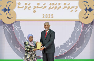 ދައުލަތަށް ދިގު މުއްދަތަށް ހިދުމަތް ކުރުމުގެ އިނާމު 94 ބޭފުޅަކަށް ދެއްވައިފި thumbnail image