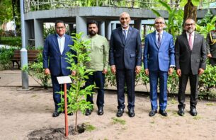ލަންކާގެ ރައީސް ގަހެއް އިންދަވައި ދެއްވައިފި thumbnail image
