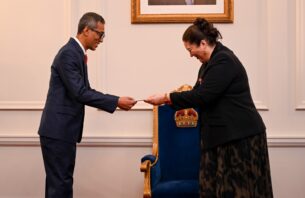 ނިއުޒީލެންޑަށް ކަނޑައެޅި ސަފީރު ފަތްކޮޅު އަރުވައިފި thumbnail image