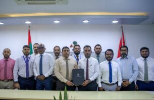 ކުޅިވަރު ވަސީލަތްތައް ގާއިމުކުރުމުގެ 24 މަޝްރޫއެއް ދެ ކުންފުންޏަކާ ހަވާލުކޮށް ސޮއިކޮށްފި thumbnail image